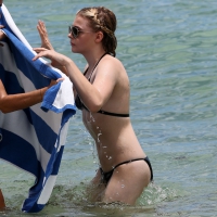 chloe-mm-at-the-beach-in-miami-2nd-august-2014_16.jpg