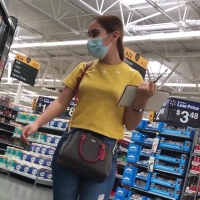 Latina in jeans