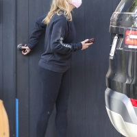 Reese Witherspoon in leggings