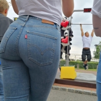 Candid babes in tight jeans