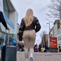 Hot candid nerdy blonde babe with a great ass in cream leggings blondieglass.mp4-2023-03-04-13h17m40s790.jpg