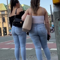 Two jeans baddies
