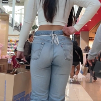 Latina in jeans