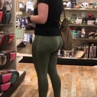 Bubble butt milf