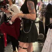 Gothic Hot Topic girl