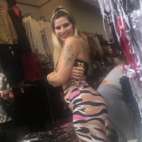 Big booty blonde in leggings