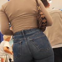 Big booty mall girl