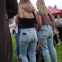 Blondie in jeans