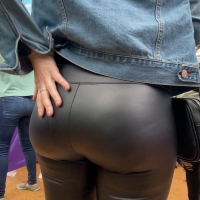 Smooth booty in leggings