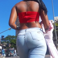 Latina jeans booty