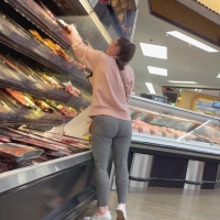Grocery store hottie