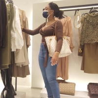 Ebony babe in jeans