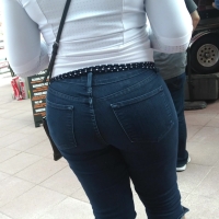 Big ebony booty in jeans