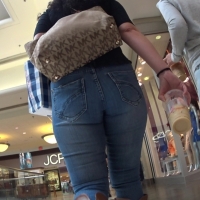 Big booty mall girl