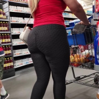 Latina milf scrunch leggings