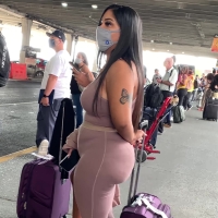 Thick airport chick