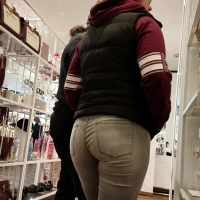 Big booty nerdy brunette