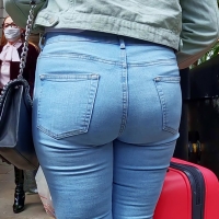 Plump booty in jeans