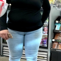 Thick chick in jeans