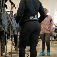 Candid black babe in leggings