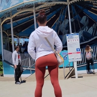 Candid brunette theme park milf...