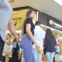 Mall beauty in jeans
