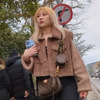 Pocketless jeans Asian