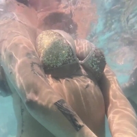 Jiggly underwater booty