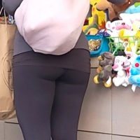 Candid girls and milfs in leggings