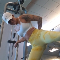Gym babe in yellow