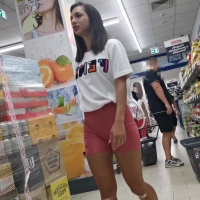 Grocery store hottie